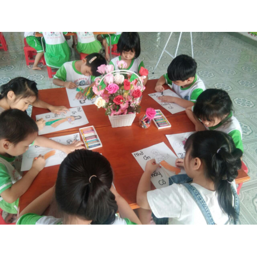 Bé vẽ tranh tặng cô nhân ngày Nhà giáo Việt Nam 20-11