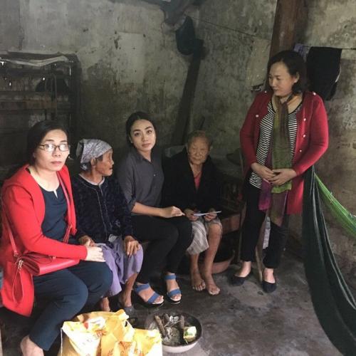 Đại diện Ban Giám hiệu Trường Âu Cơ trực tiếp thăm hỏi những gia đình có hoàn cảnh khó khăn sau cơn lũ tại Miền Trung