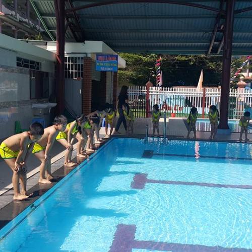 [NH 2016 - 2017] Buổi học bơi của học sinh tiểu học