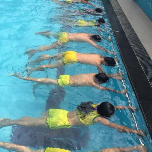 Bé học bơi - Học kỳ hè quân đội 2018