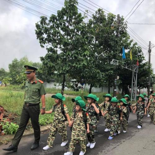 Bé hành quân dã ngoại - Học kỳ hè quân đội 2018