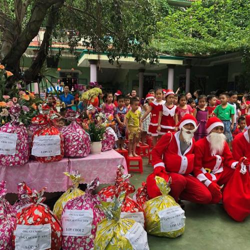 CÁC BẠN HỌC SINH NHẬN QUÀ NOEL