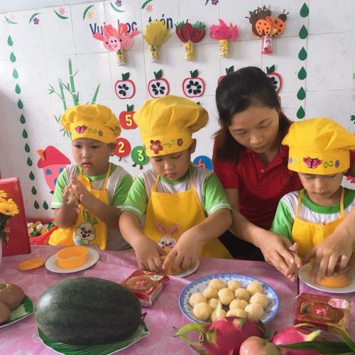 Bé làm bánh - Lông đèn - Vẽ tranh chào mừng trung thu - 2019