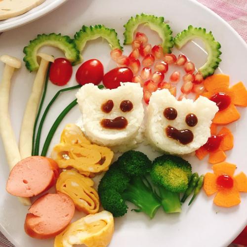 “Bữa cơm vui vẻ” của các bé lớp lá 3